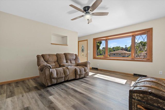 W148N8416 Albert PLACE, Menomonee Falls, WI 53051