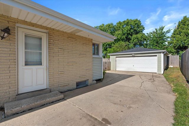 W148N8416 Albert PLACE, Menomonee Falls, WI 53051