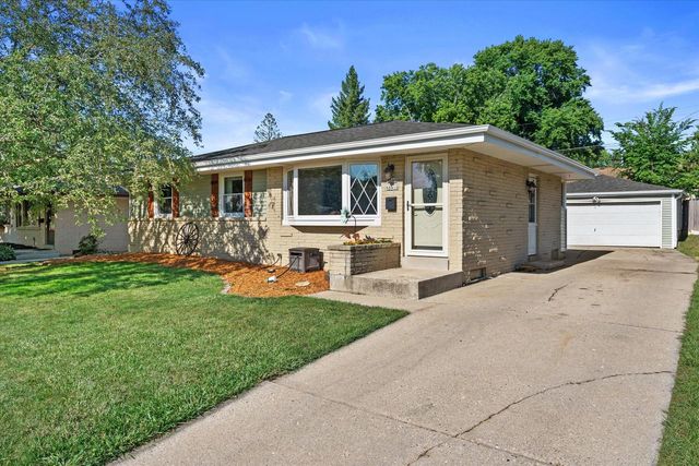 W148N8416 Albert PLACE, Menomonee Falls, WI 53051