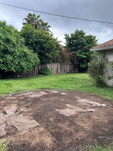 2406 W Hammer Ln, Stockton, CA 95209