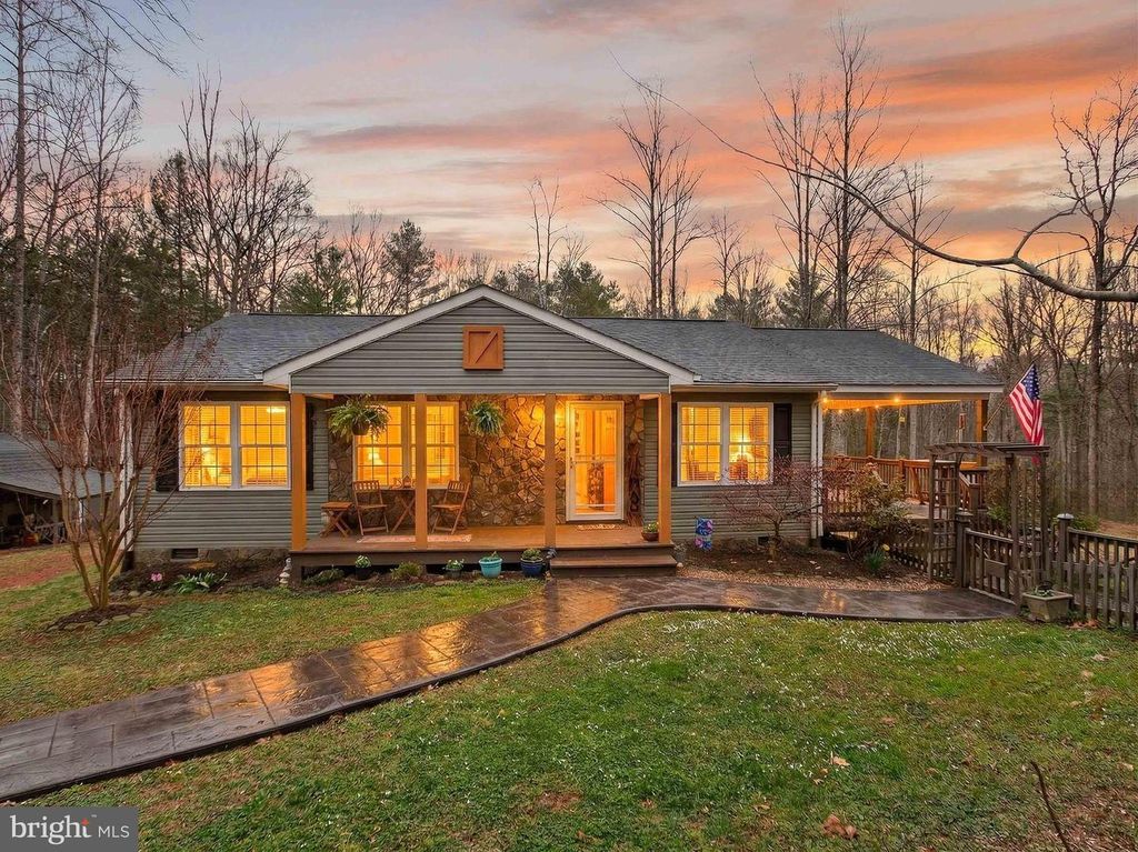 2586 W HOOVER RD, Haywood, VA 22722