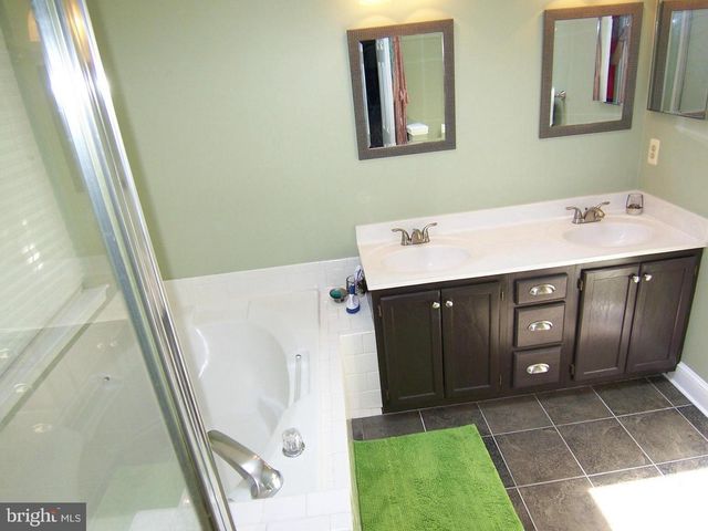 14601 FLOWER HILL DR, Centreville, VA 20120