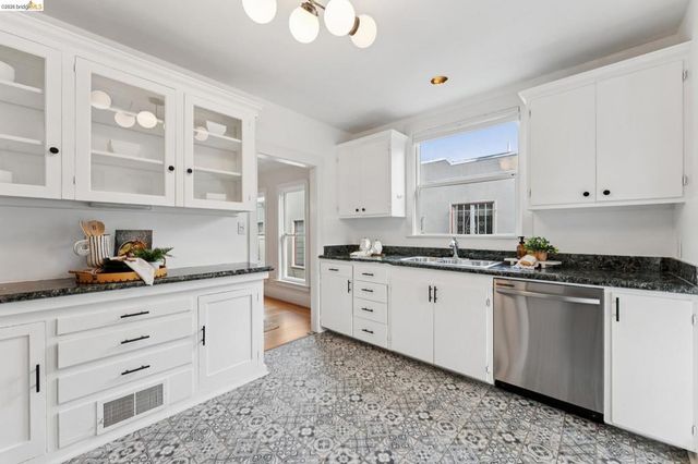 5721 5721 Roberts Ave, Oakland, CA 94605