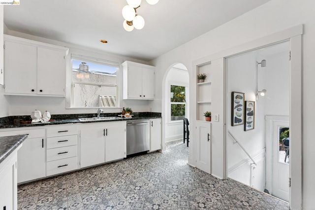 5721 5721 Roberts Ave, Oakland, CA 94605