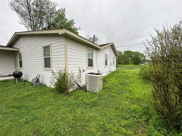 212 Thomas Street, Terrell, TX 75160