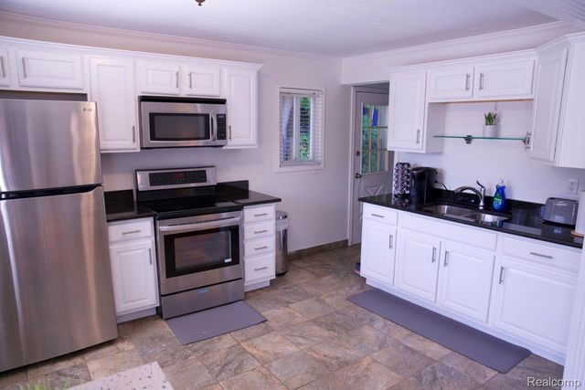 1205 E 14 Mile Rd, Birmingham, MI 48009