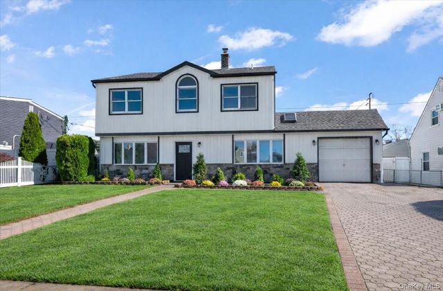 89 Ridge Lane, Levittown, NY 11756