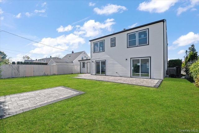 89 Ridge Lane, Levittown, NY 11756