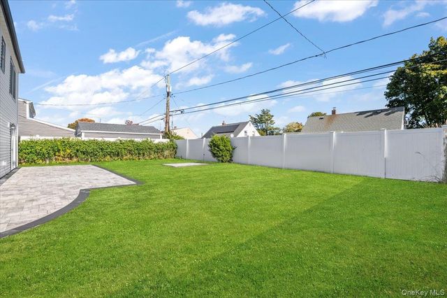 89 Ridge Lane, Levittown, NY 11756