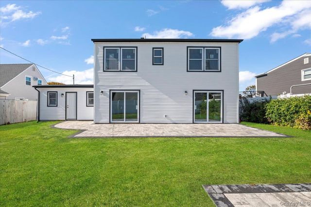 89 Ridge Lane, Levittown, NY 11756