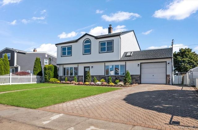 89 Ridge Lane, Levittown, NY 11756