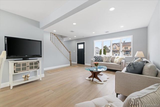 89 Ridge Lane, Levittown, NY 11756