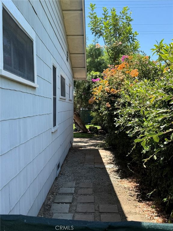 Image 3 of property listing at 436 W Elk Avenue, Glendale, CA 91204