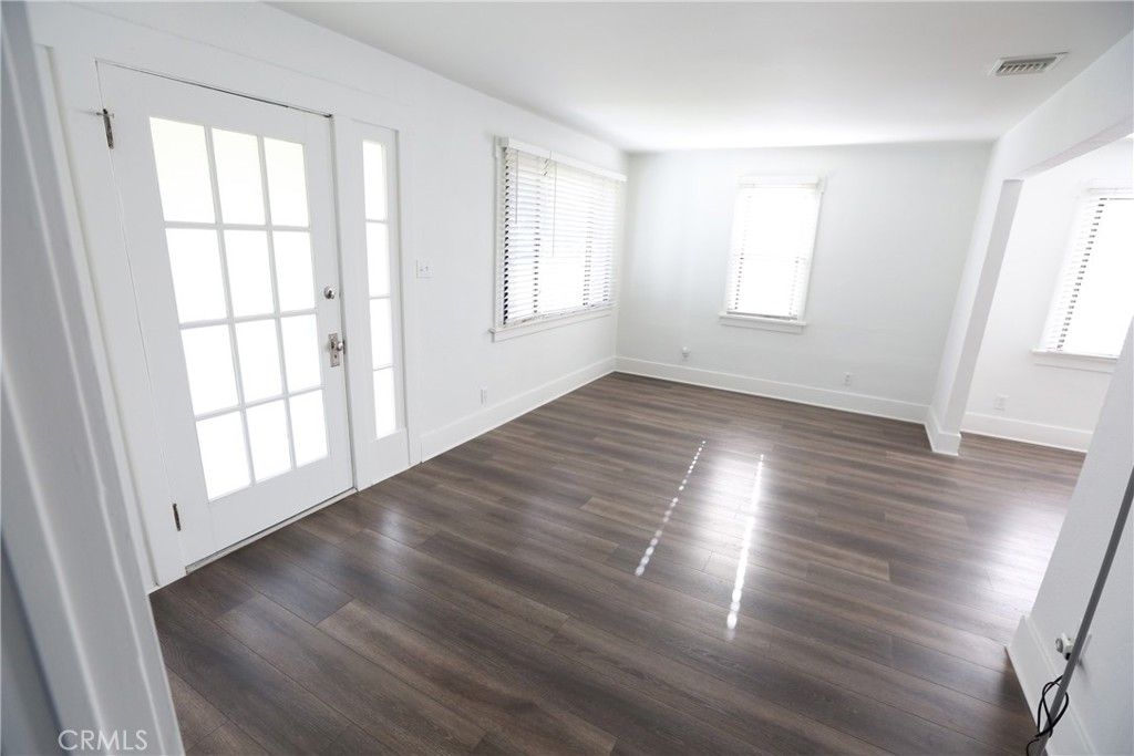 Image 5 of property listing at 436 W Elk Avenue, Glendale, CA 91204