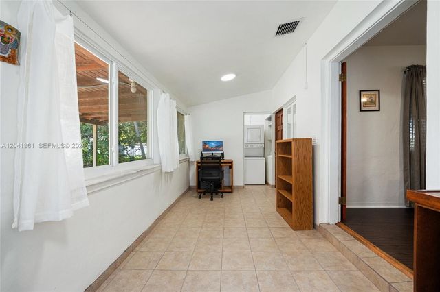 2750 NW 4th St, Miami, FL 33125
