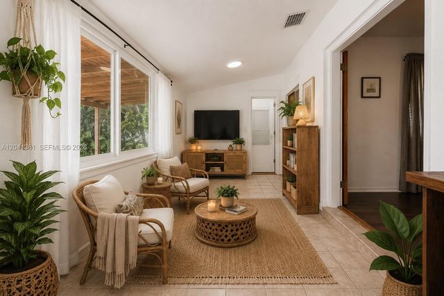 2750 NW 4th St, Miami, FL 33125