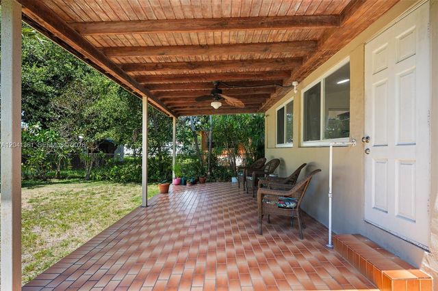 2750 NW 4th St, Miami, FL 33125