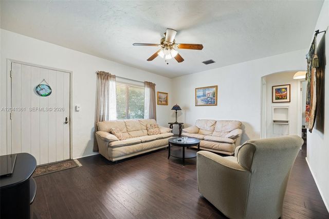 2750 NW 4th St, Miami, FL 33125