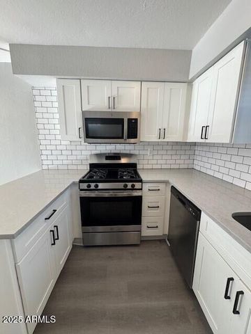 2250 W GLENDALE Avenue S, Phoenix, AZ 85021