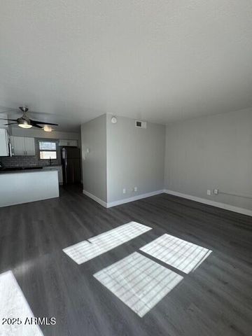 2250 W GLENDALE Avenue S, Phoenix, AZ 85021