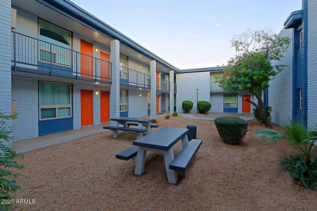 2250 W GLENDALE Avenue S, Phoenix, AZ 85021