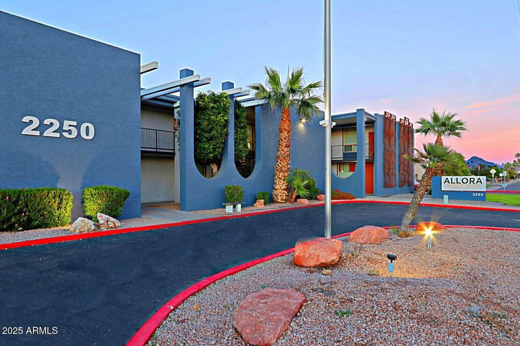 2250 W GLENDALE Avenue S, Phoenix, AZ 85021