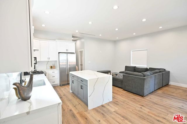 6961 Balcom Avenue, Reseda (los Angeles), CA 91335