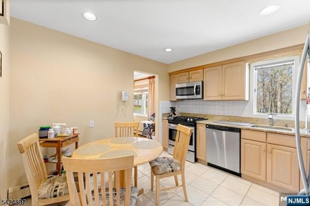 15 Stuckler Lane, Wayne, NJ 07470