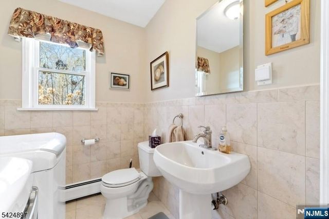 15 Stuckler Lane, Wayne, NJ 07470