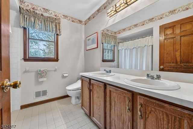 2 Rittenhouse Cir, Raritan Twp., NJ 08822