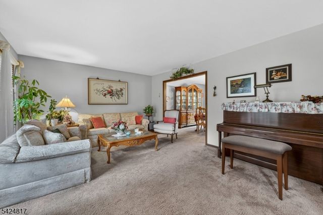 2 Rittenhouse Cir, Raritan Twp., NJ 08822