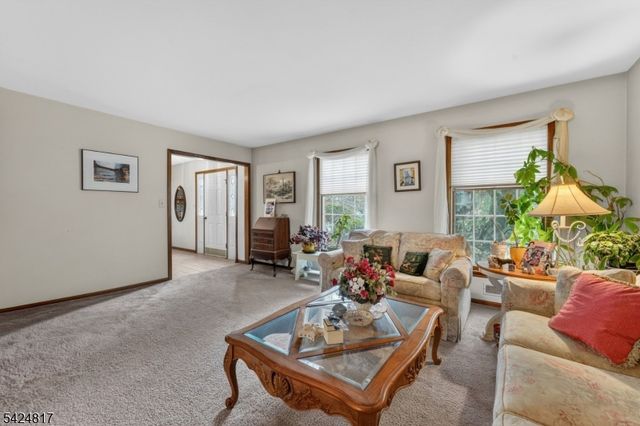 2 Rittenhouse Cir, Raritan Twp., NJ 08822