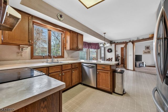 2 Rittenhouse Cir, Raritan Twp., NJ 08822