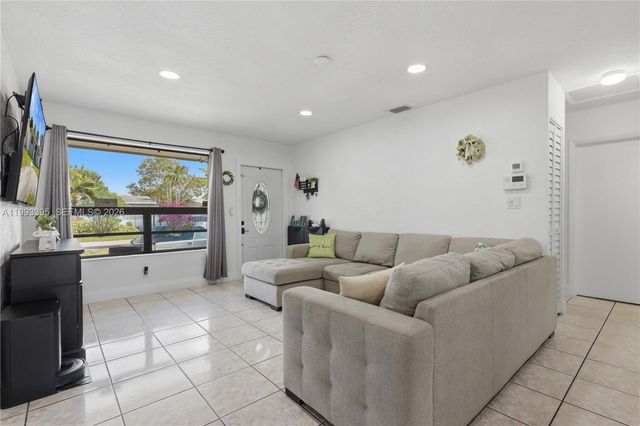 7390 Cleveland St, Hollywood, FL 33024