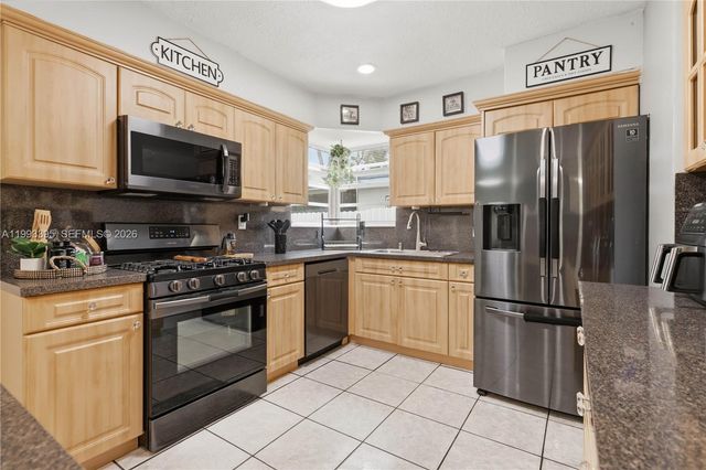 7390 Cleveland St, Hollywood, FL 33024