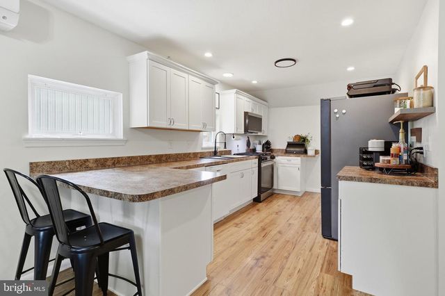 6179 YORK RD, Spring Grove, PA 17362