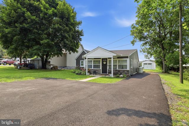 6179 YORK RD, Spring Grove, PA 17362