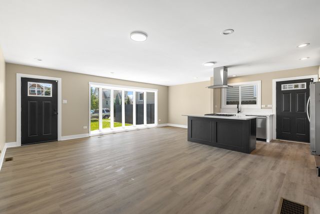 5024 S Lockwood Avenue, Chicago, IL 60638
