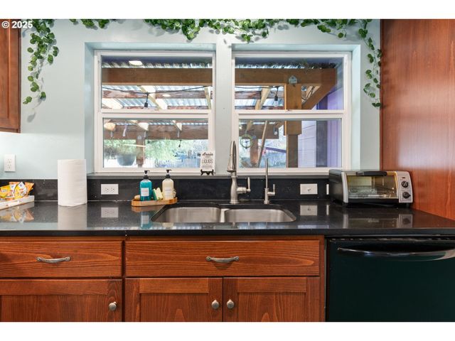 2115 ARTHUR St, Eugene, OR 97405