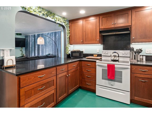 2115 ARTHUR St, Eugene, OR 97405