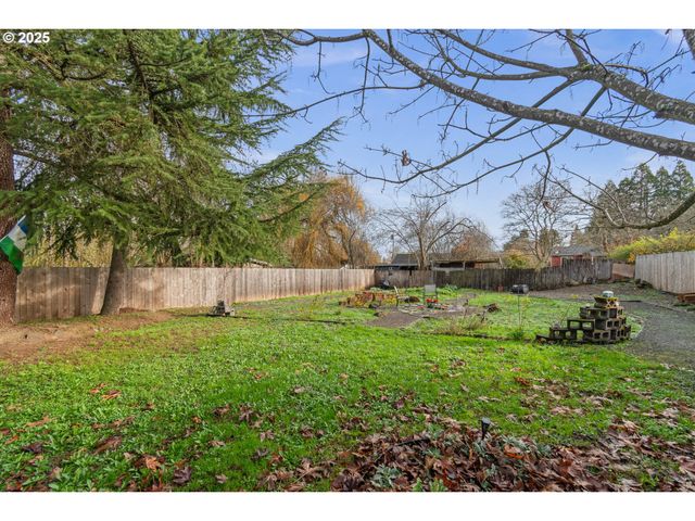 2115 ARTHUR St, Eugene, OR 97405