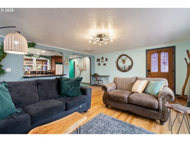 2115 ARTHUR St, Eugene, OR 97405