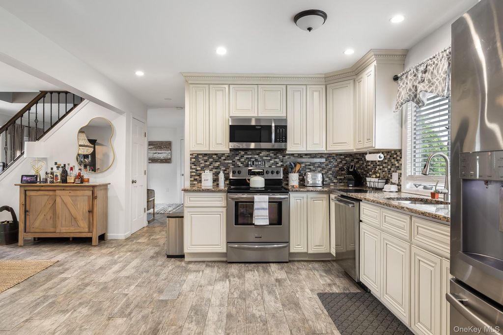35 Magpie Lane, Levittown, NY 11756 — photo 4