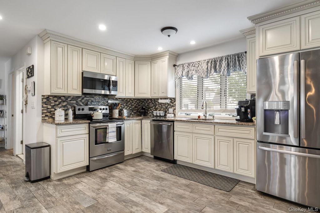 35 Magpie Lane, Levittown, NY 11756 — photo 5