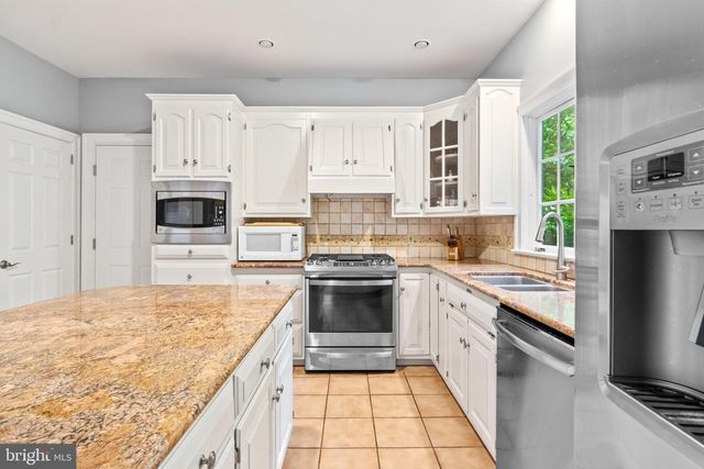 1077 CHAPEL FORGE DR, Lancaster, PA 17601