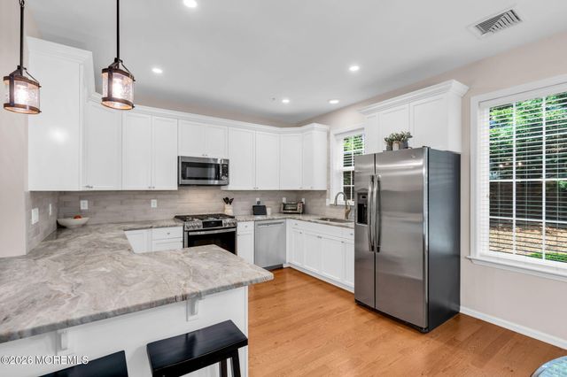 712 Mill Pond Way 112, Eatontown, NJ 07724