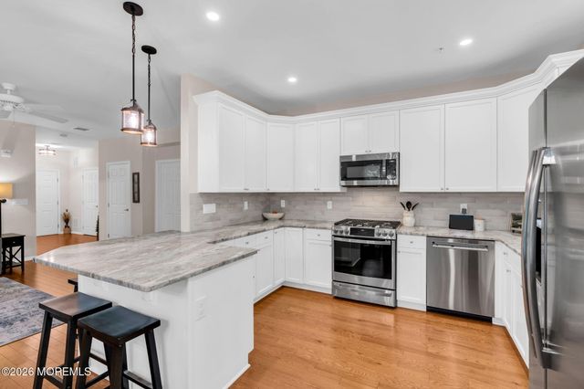 712 Mill Pond Way 112, Eatontown, NJ 07724