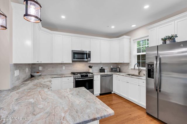 712 Mill Pond Way 112, Eatontown, NJ 07724