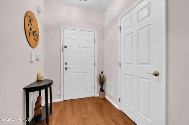 712 Mill Pond Way 112, Eatontown, NJ 07724
