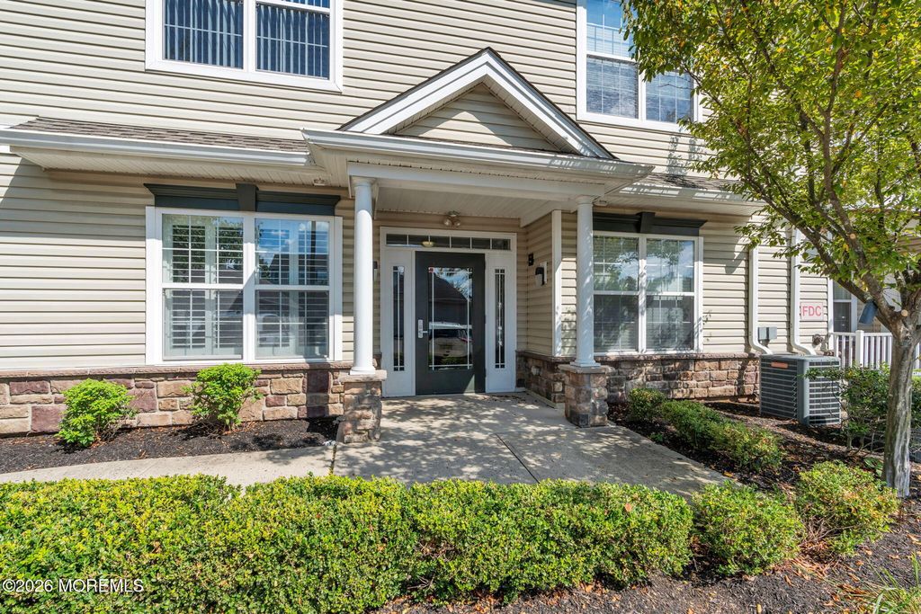 712 Mill Pond Way 112, Eatontown, NJ 07724